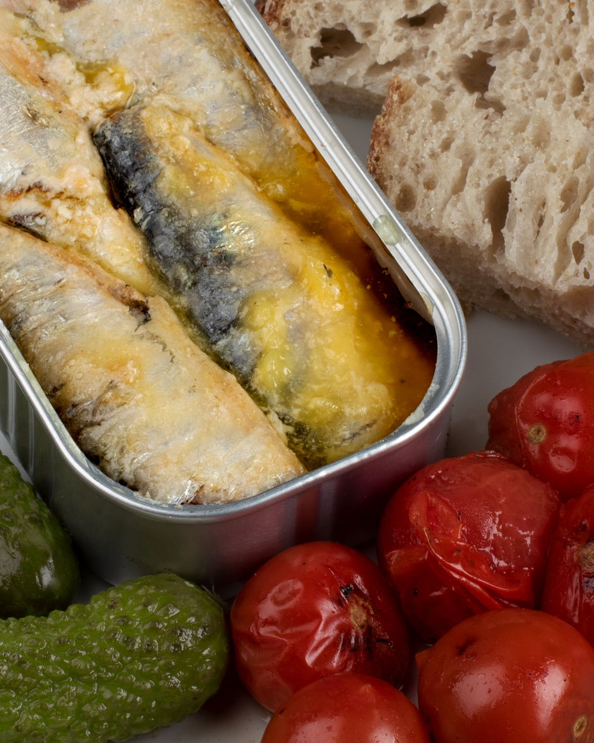 Sardinas en mantequilla de las Azores con pan y verduras